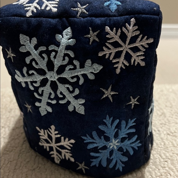 Snowflake Embroidered Tissue Box Cover - Picture 4 of 6